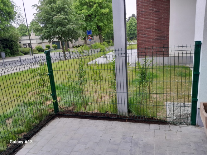 Pose de clotures et panneaux. Pose de clotures et panneaux.