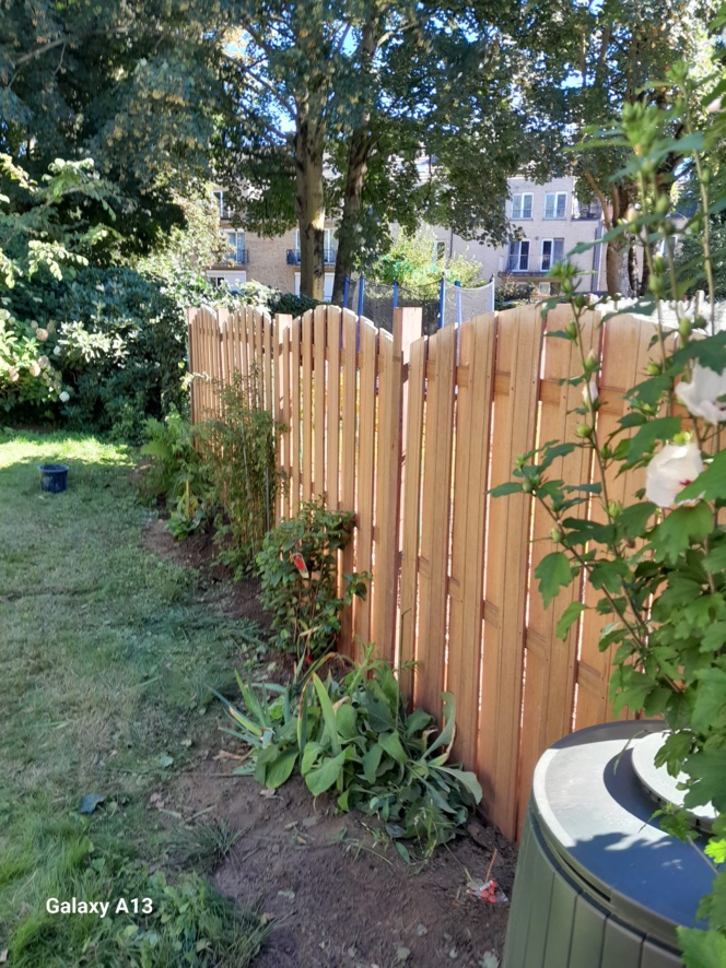 Pose de clotures et panneaux. Pose de clotures et panneaux.