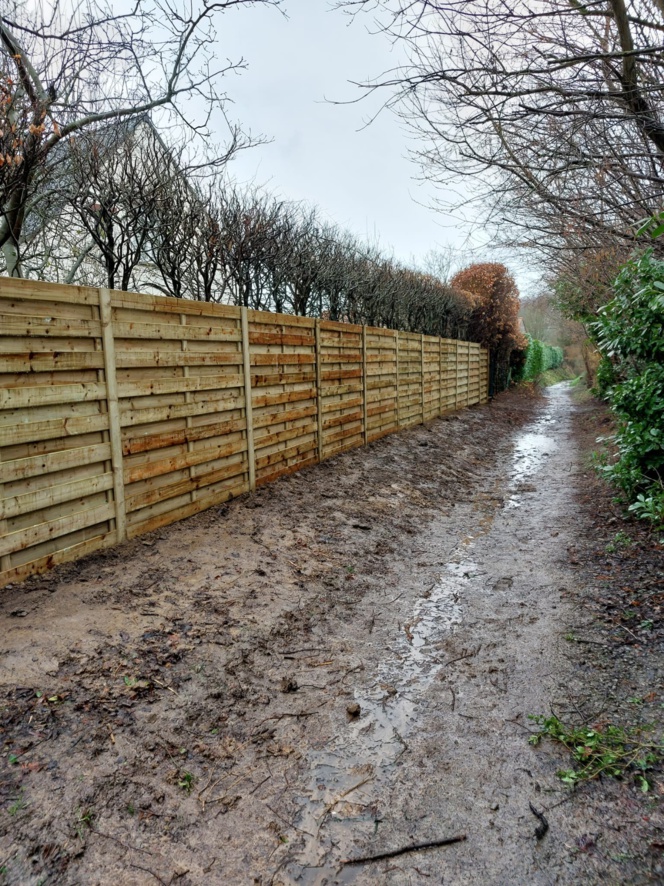Pose de clotures et panneaux. Pose de clotures et panneaux.