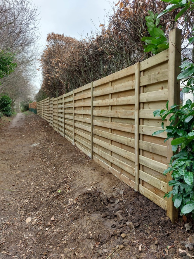 Pose de clotures et panneaux. Pose de clotures et panneaux.