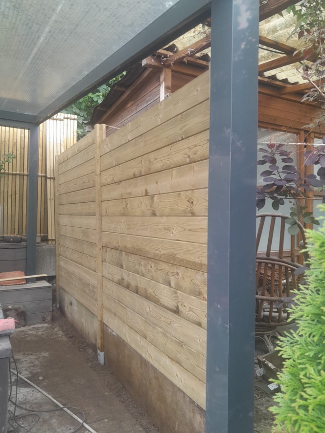 Pose de clotures et panneaux. Pose de clotures et panneaux.