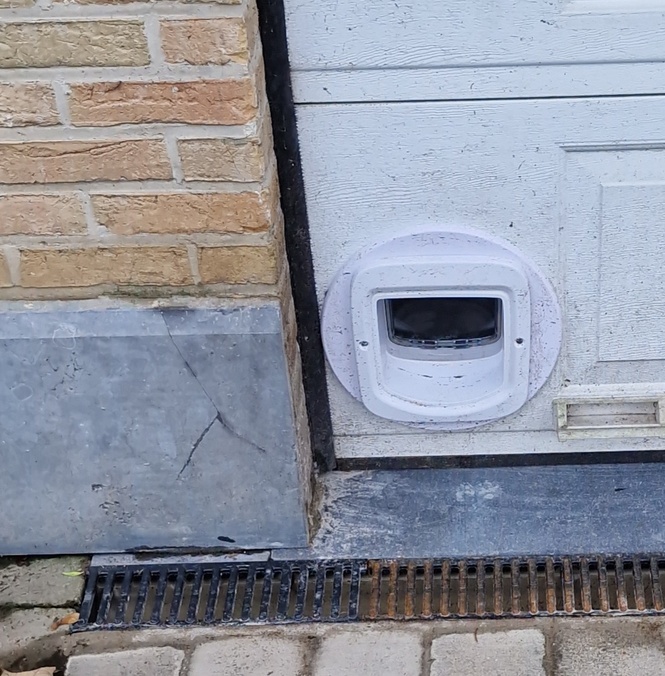 Travaux de remplacement de caniveau et pose de chatière sur porte de garage sectionnelle. Travaux de remplacement de caniveau et pose de chatière sur porte de garage sectionnelle.