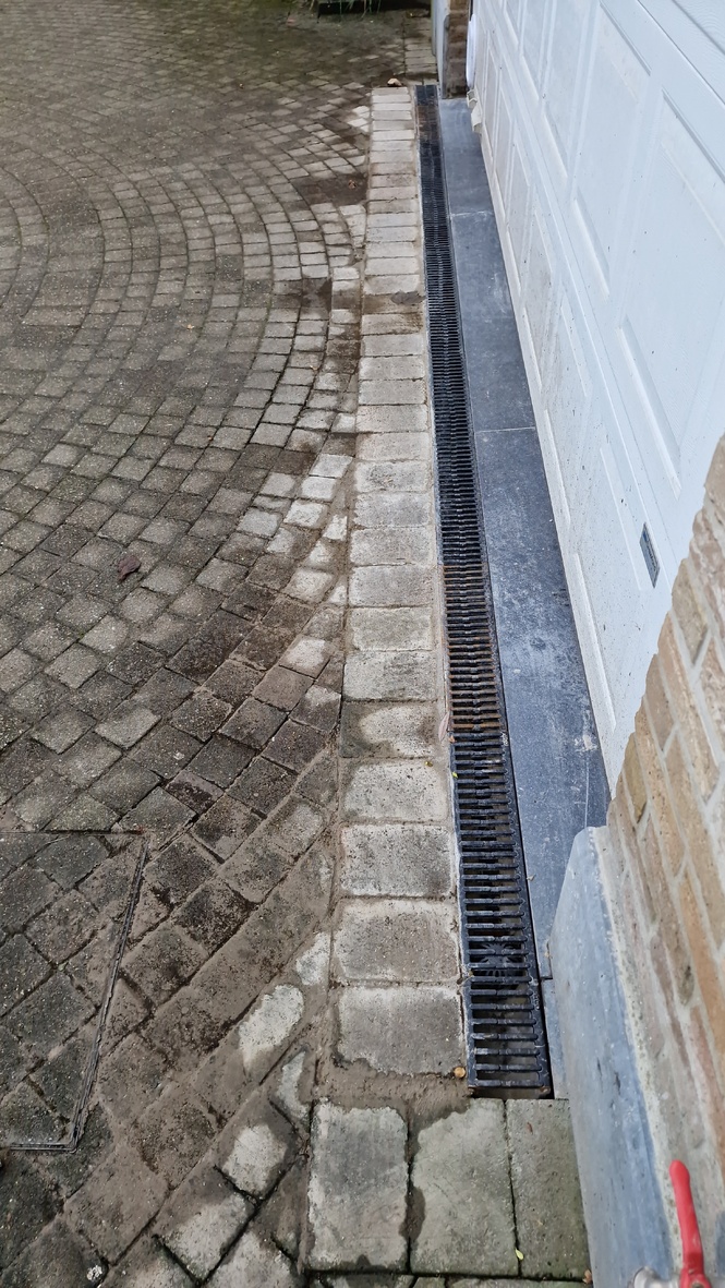 Travaux de remplacement de caniveau et pose de chatière sur porte de garage sectionnelle. Travaux de remplacement de caniveau et pose de chatière sur porte de garage sectionnelle.