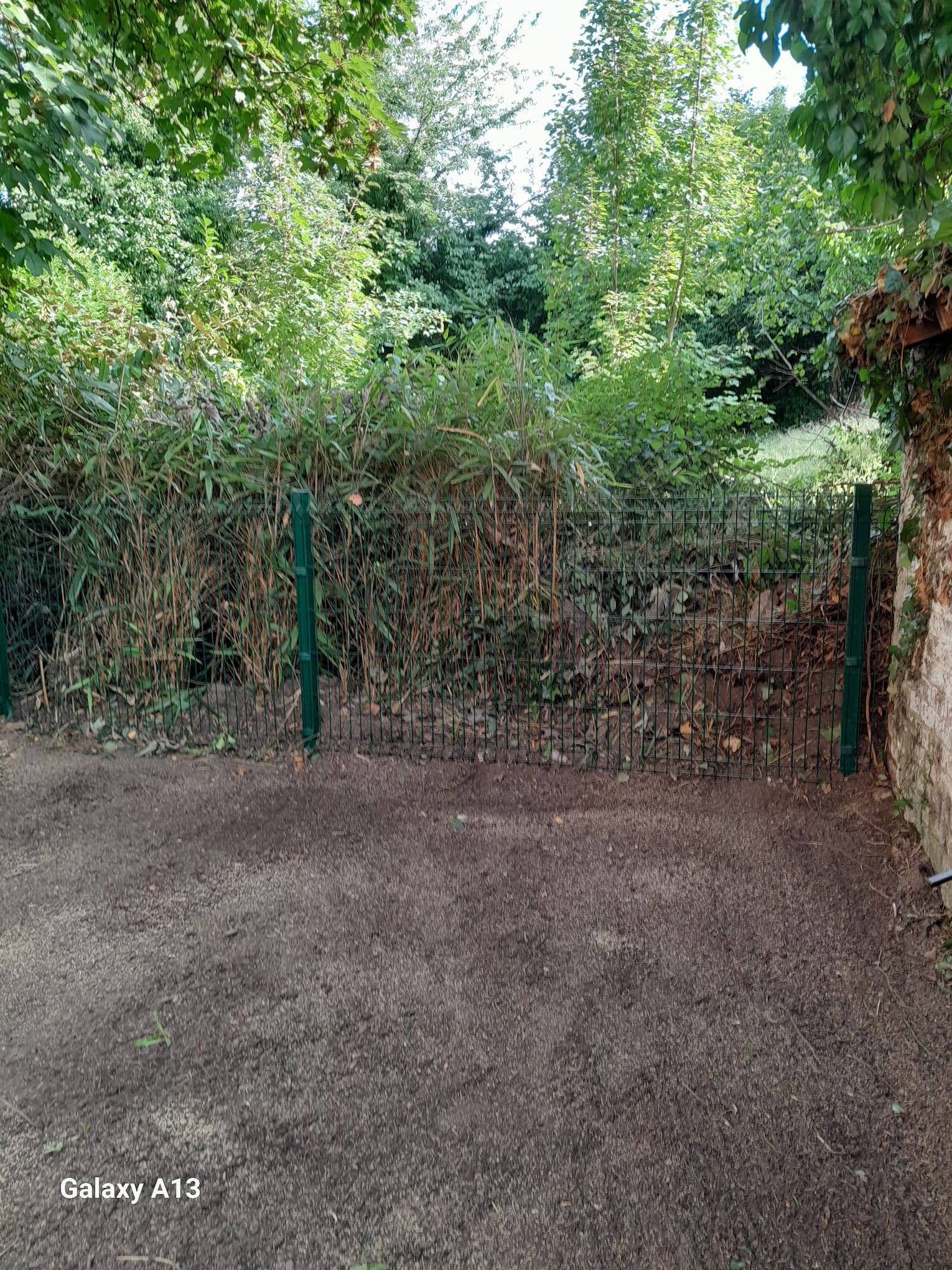 Pose de clotures et panneaux. Pose de clotures et panneaux.