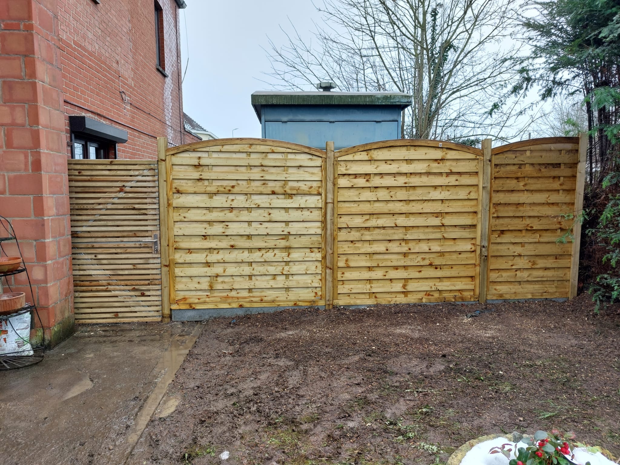 Pose de clotures et panneaux. Pose de clotures et panneaux.