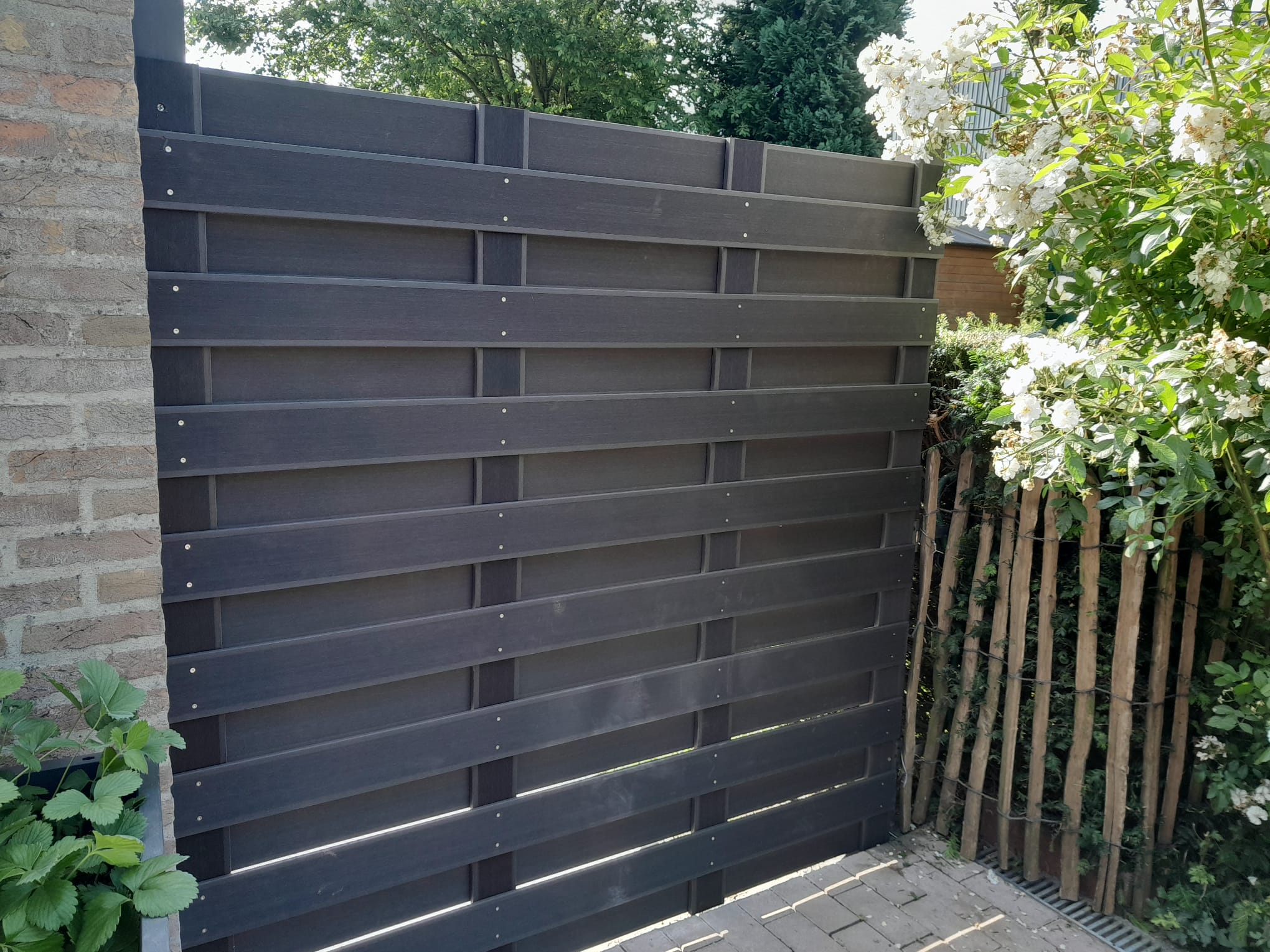 Pose de clotures et panneaux. Pose de clotures et panneaux.