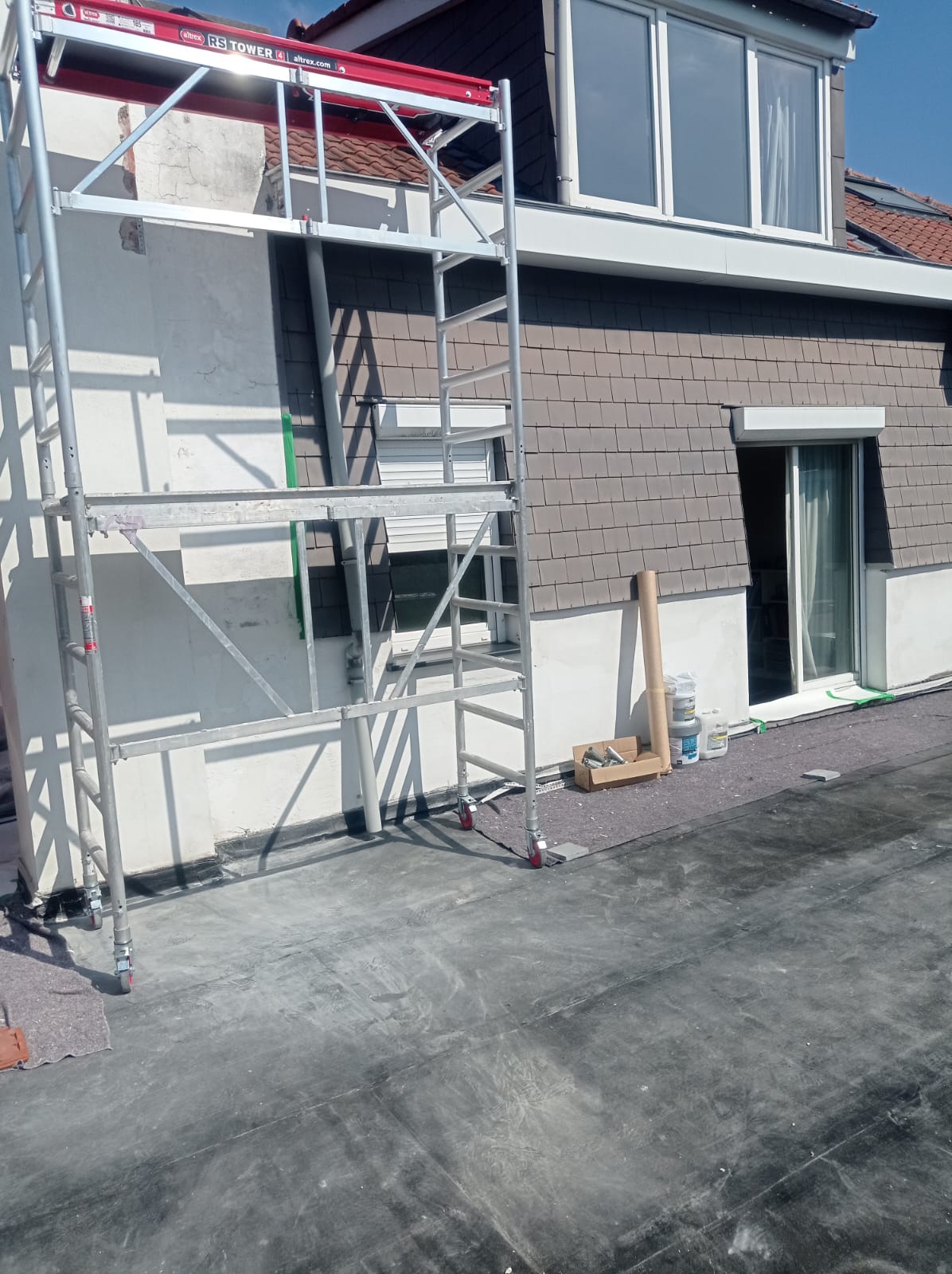 Façade : isolation, peinture et crépi mais aussi réparation de corniches ou gouttières