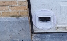 Travaux de remplacement de caniveau et pose de chatière sur porte de garage sectionnelle. Travaux de remplacement de caniveau et pose de chatière sur porte de garage sectionnelle.