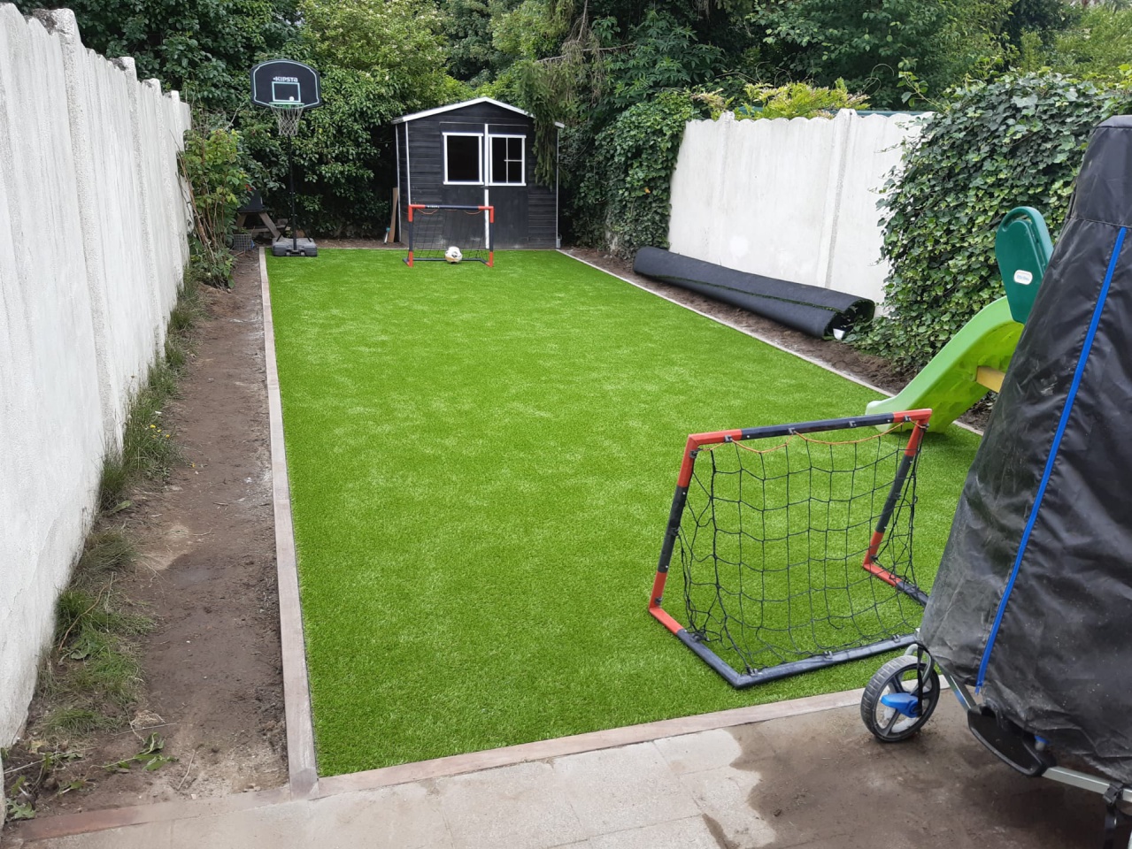 terrain de foot dans le jardin pour les enfants