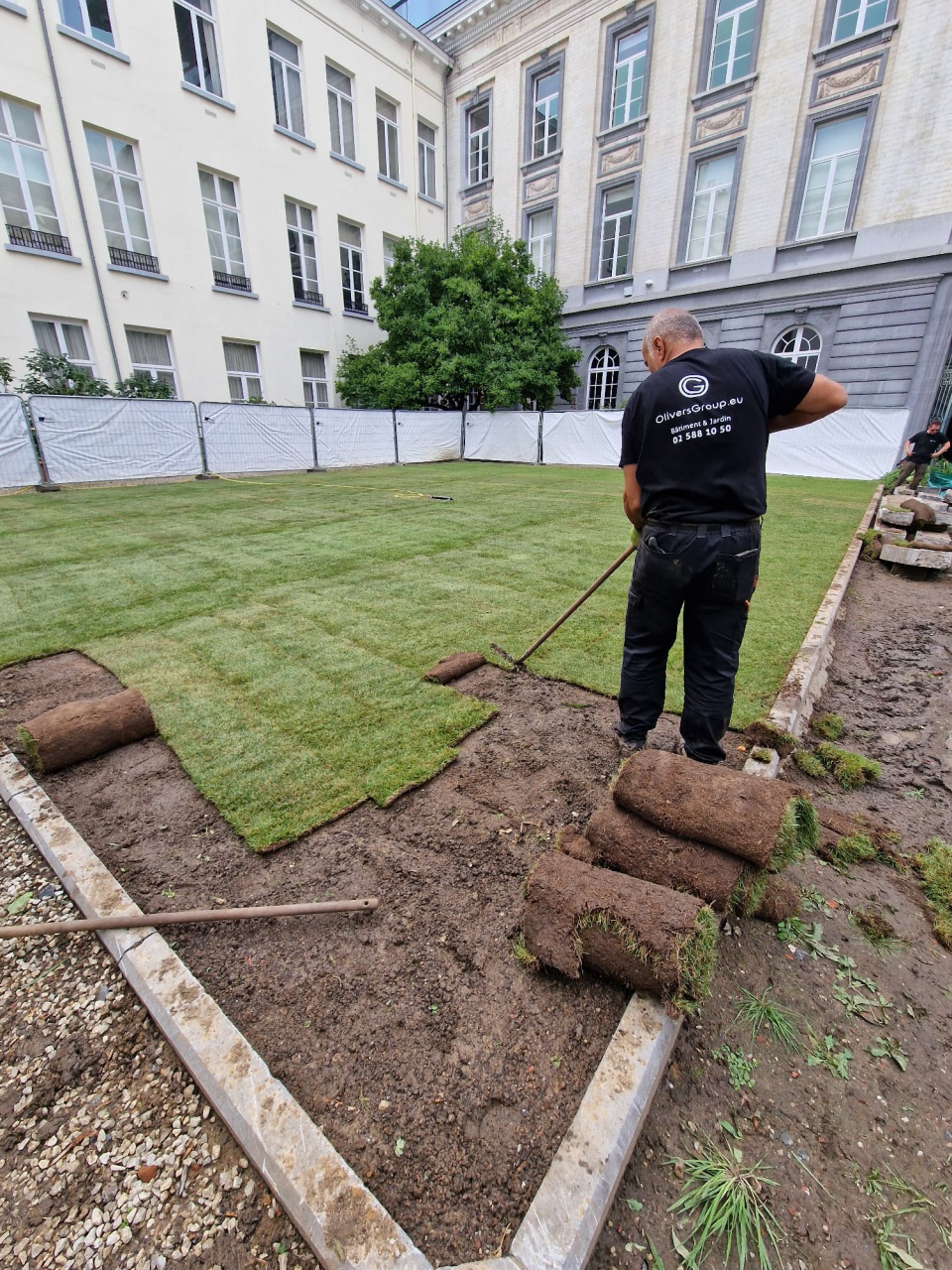 Travail méticuleux e pose de gazon par entreprise de jardin