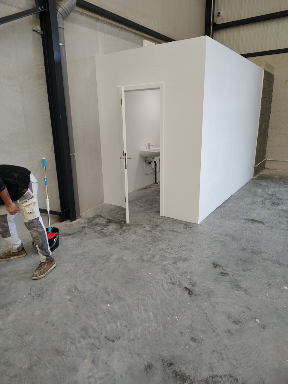 Salle de toilette dans entrepot, nouvelle pièce